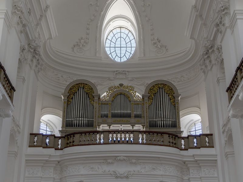 Empora w kościele z organami i dekoracyjną balustradą w Salzburgu