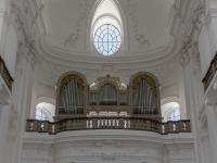 Empora w kościele z organami i dekoracyjną balustradą w Salzburgu