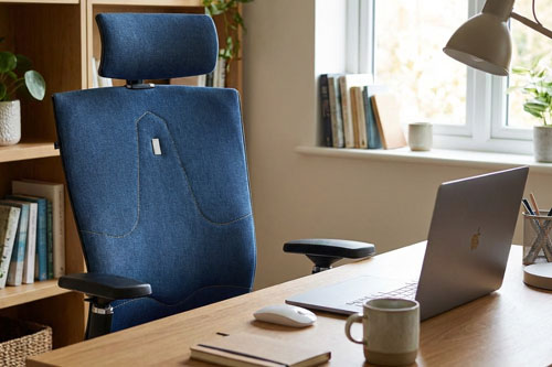 Ergonomiczne krzesło obrotowe w domowym biurze