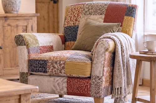 Fotel patchwork w nowoczesnym wnętrzu