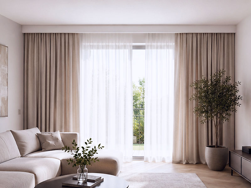 Jasny salon z prostą maskownicą karnisza