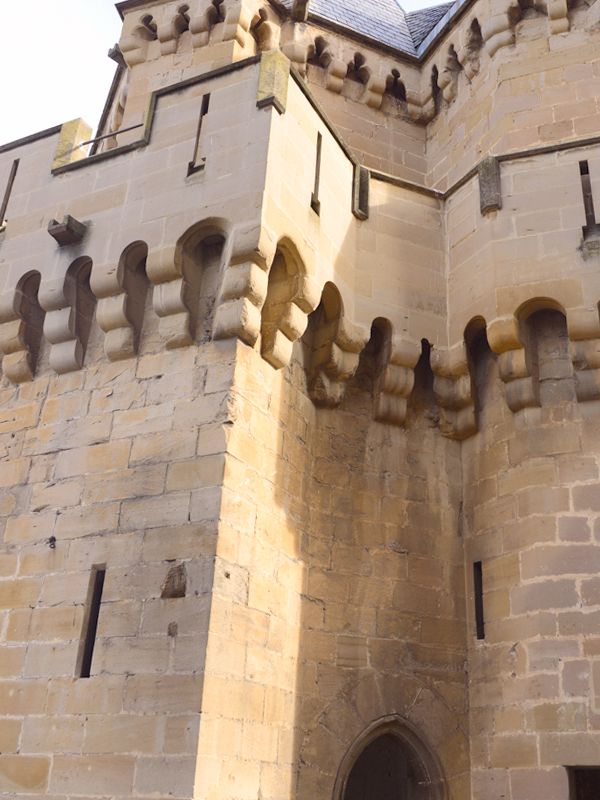 Kamienne machikuły z otworami obronnymi na murach zamku Comtal w Carcassonne