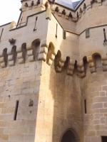 Kamienne machikuły z otworami obronnymi na murach zamku Comtal w Carcassonne