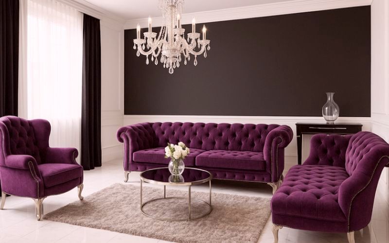 Purpurowy salon z bielą i czernią