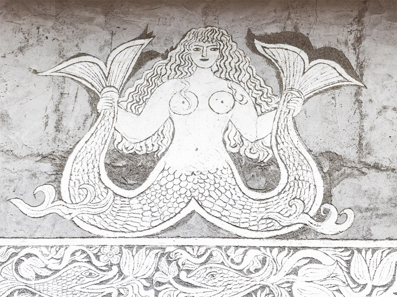 Sgraffito z przedstawieniem syreny na fasadzie domu w Bergün w Szwajcarii