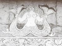 Sgraffito z przedstawieniem syreny na fasadzie domu w Bergün w Szwajcarii