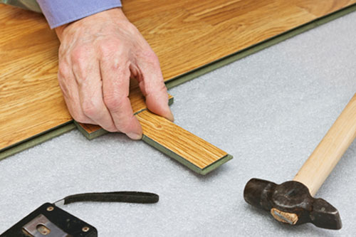 Układanie paneli podłogowych